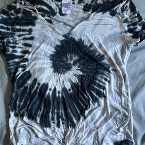 No Boundaries Black and White Tie-Dye V-Neck Tee